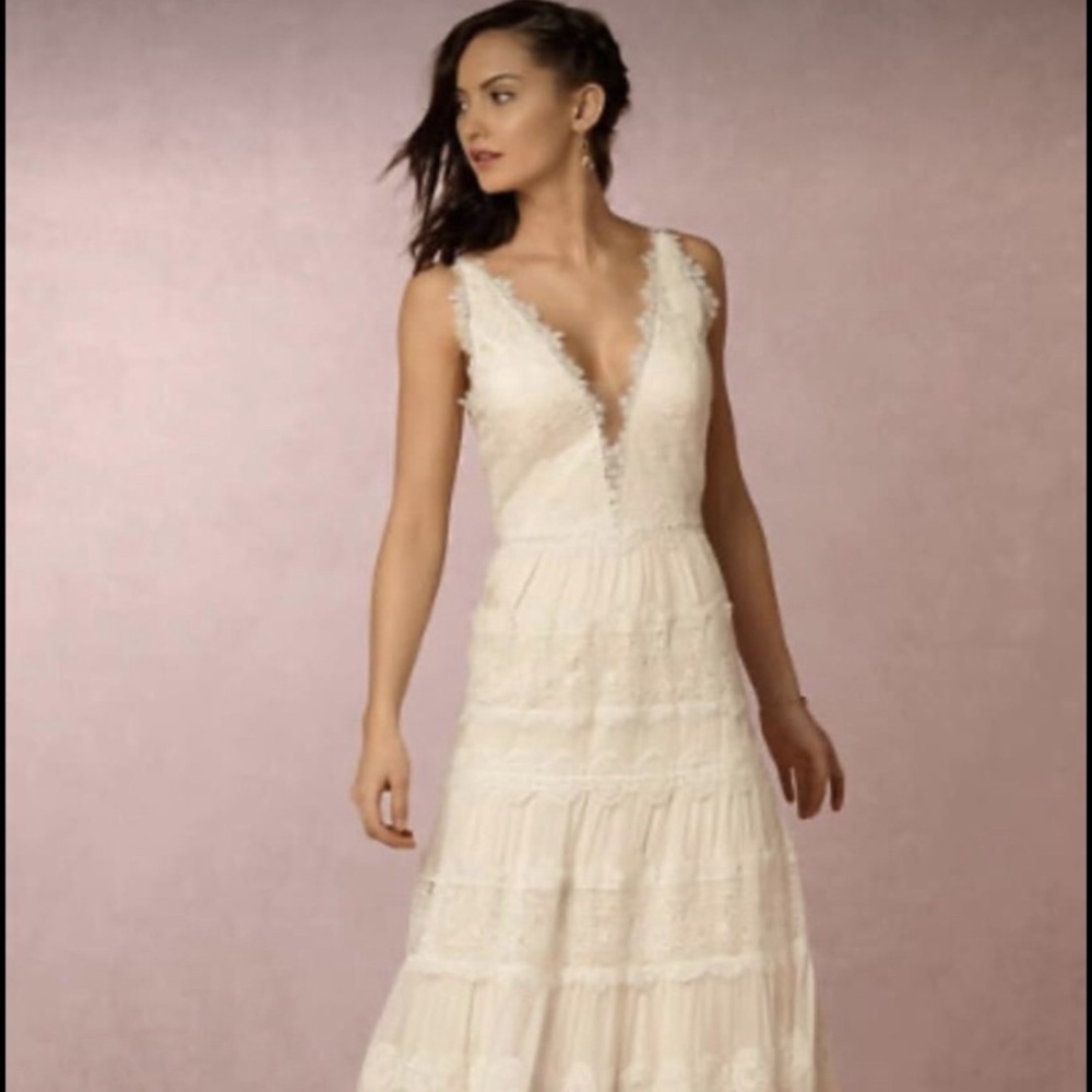 Elegant Cream Lace Wedding Dress
